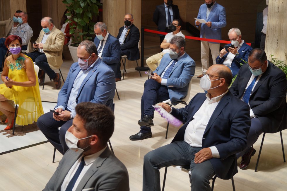 Representantes políticos siguiendo la sesión desde el vestíbulo Representantes políticos siguiendo la sesión desde el vestíbulo