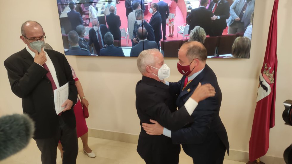 Emilio Sáez recibe la felicitación de su padre Emilio Sáez recibe la felicitación de su padre