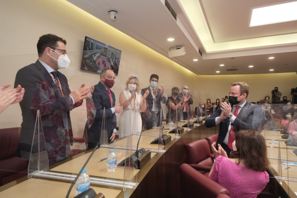 Los concejales del PSOE aplauden a Emilio Sáez Los concejales del PSOE aplauden a Emilio Sáez