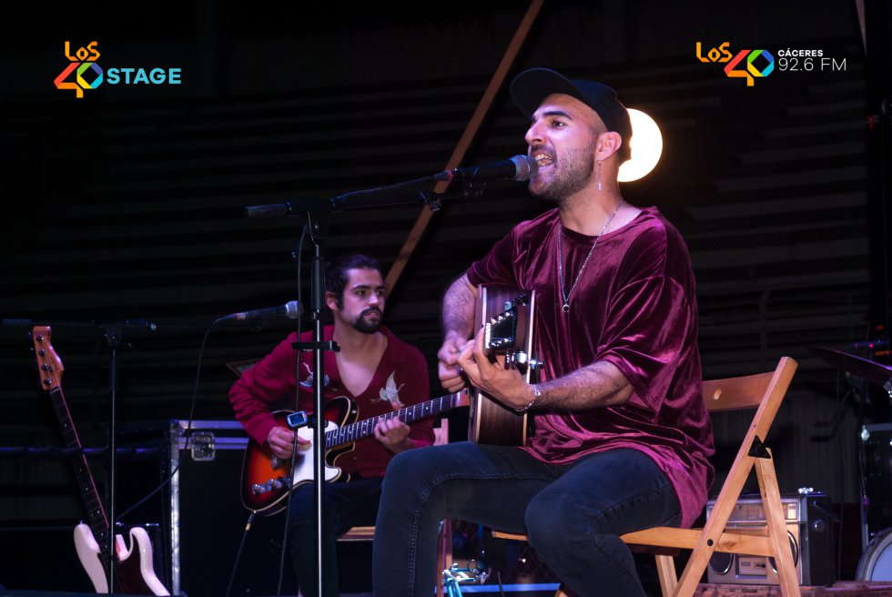 Nil Moliner interpretando una de sus canciones incluidas en 'Bailando en la batalla' Nil Moliner interpretando una de sus canciones incluidas en 'Bailando en la batalla'