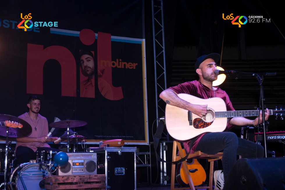 Nil Moliner interpretando una de sus canciones incluidas en 'Bailando en la batalla' Nil Moliner interpretando una de sus canciones incluidas en 'Bailando en la batalla'