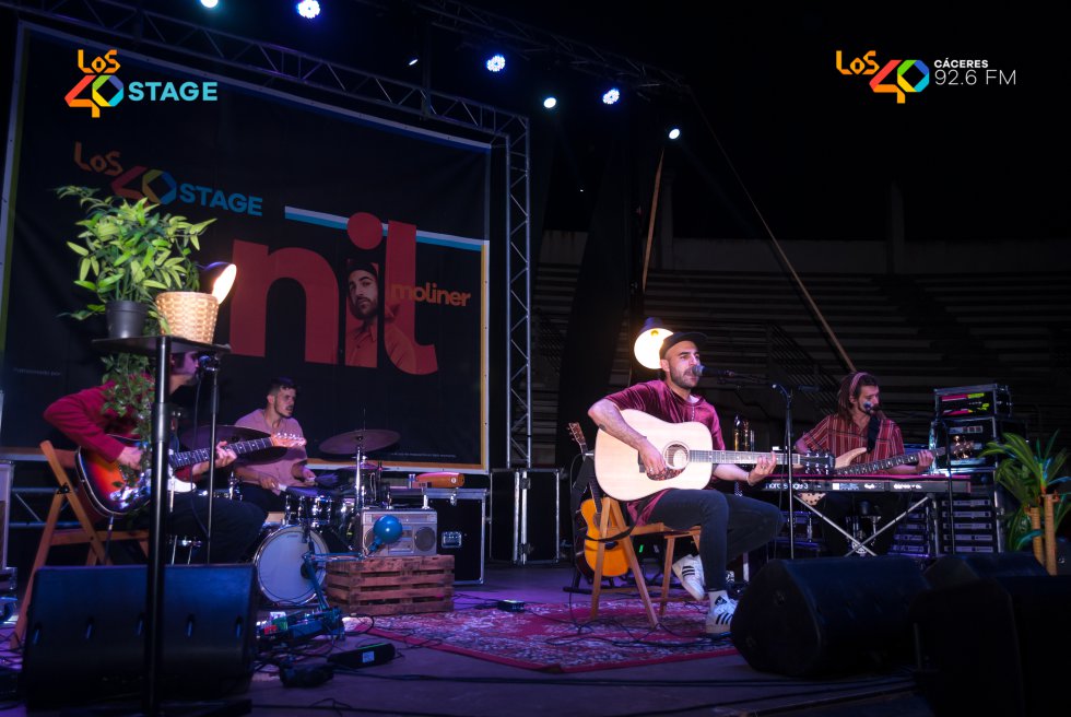 Nil Moliner interpretando una de sus canciones incluidas en 'Bailando en la batalla' Nil Moliner interpretando una de sus canciones incluidas en 'Bailando en la batalla'