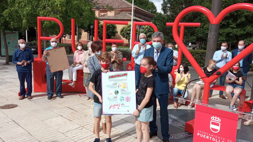 Niños participantes en el diseño de las letras reciben un recuerdo conmemorativo Niños participantes en el diseño de las letras reciben un recuerdo conmemorativo