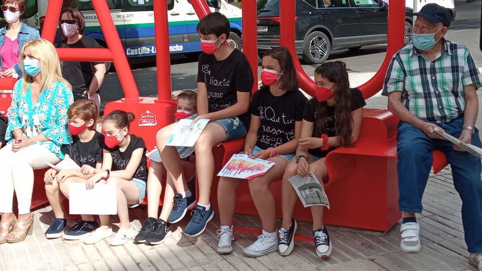 Niños portando los dibujos que han aportado al proyecto Niños portando los dibujos que han aportado al proyecto
