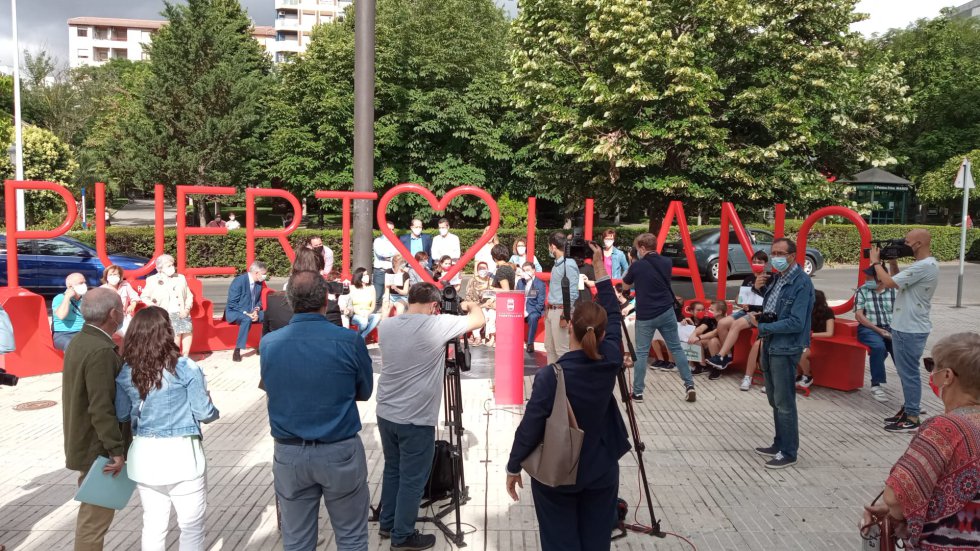 Panorámica del monumento, con los medios en primer plano Panorámica del monumento, con los medios en primer plano