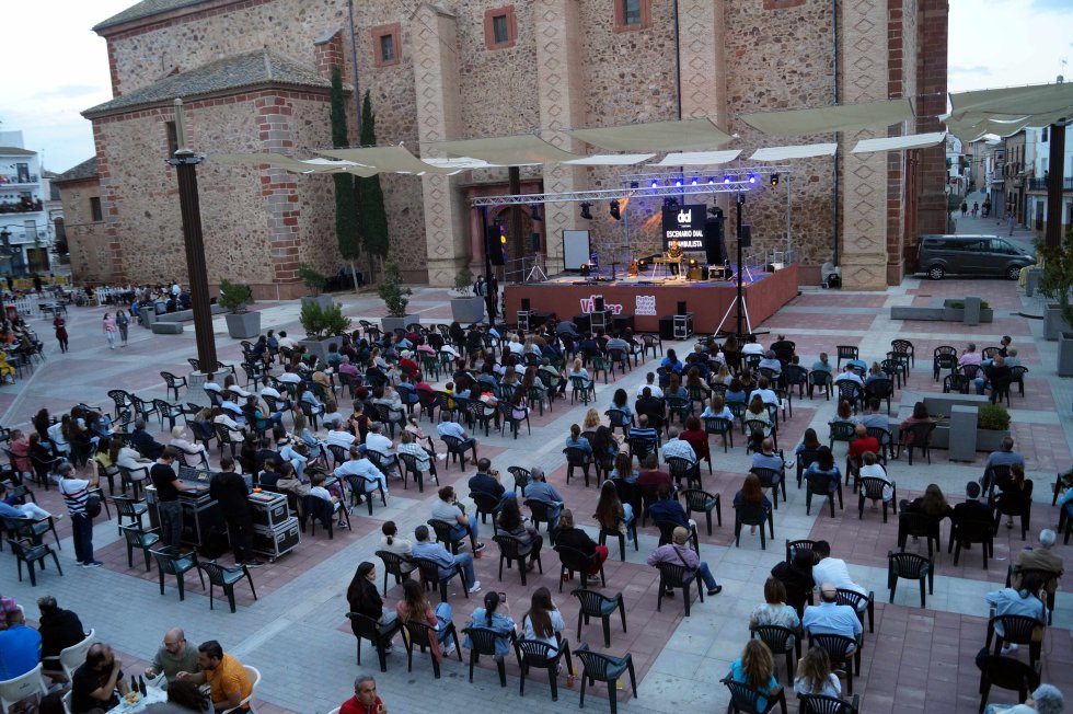 Las mejores imágenes del 'Escenario Dial' con Funambulista en Herencia Las mejores imágenes del 'Escenario Dial' con Funambulista en Herencia