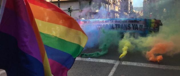 Las bengalas de colores formaron la bandera LGTBI Las bengalas de colores formaron la bandera LGTBI