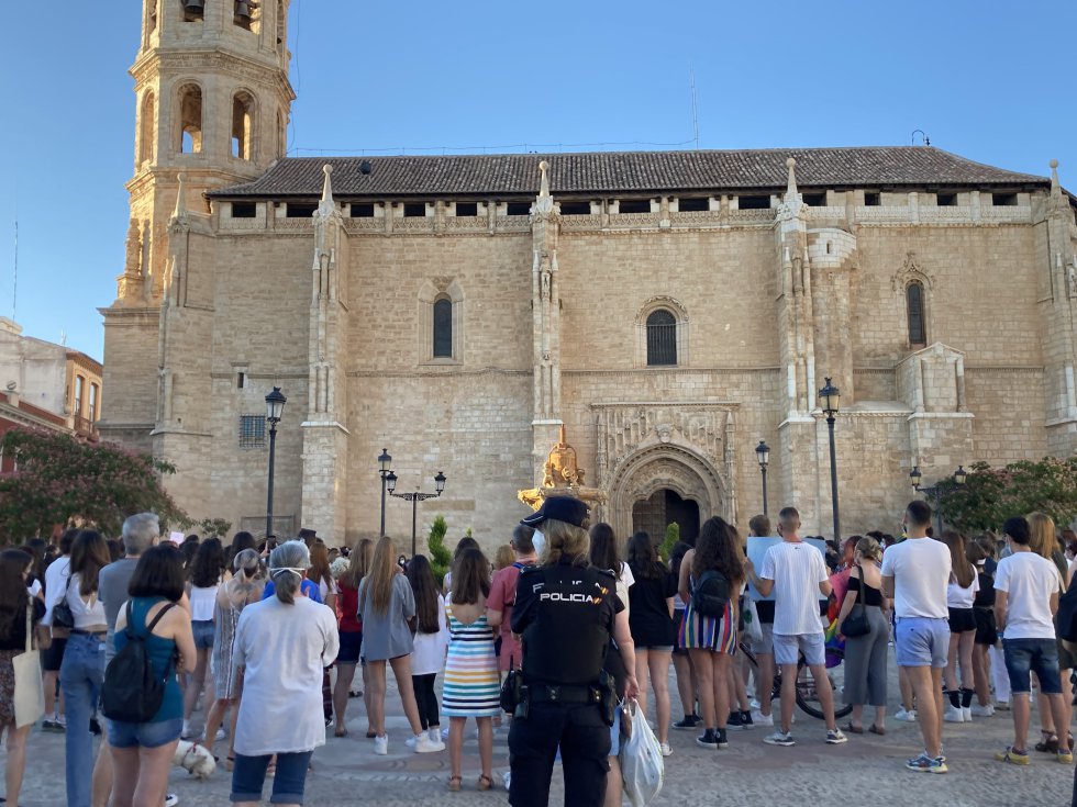Unas 300 personas claman contra la muerte del joven de 24 años de A Coruña, Samuel. Además, la gran parte de participantes de esta concentración fueron adolescentes de Valdepeñas Unas 300 personas claman contra la muerte del joven de 24 años de A Coruña, Samuel. Además, la gran parte de participantes de esta concentración fueron adolescentes de Valdepeñas