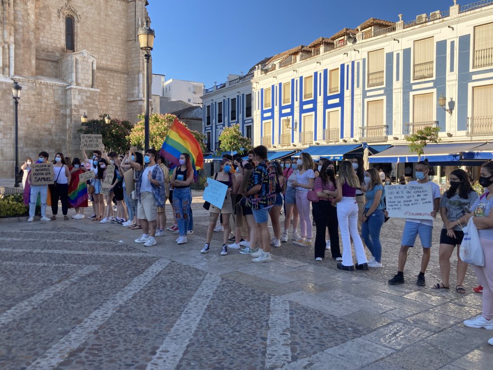 Unas 300 personas claman contra la muerte del joven de 24 años de A Coruña, Samuel. Además, la gran parte de participantes de esta concentración fueron adolescentes de Valdepeñas Unas 300 personas claman contra la muerte del joven de 24 años de A Coruña, Samuel. Además, la gran parte de participantes de esta concentración fueron adolescentes de Valdepeñas