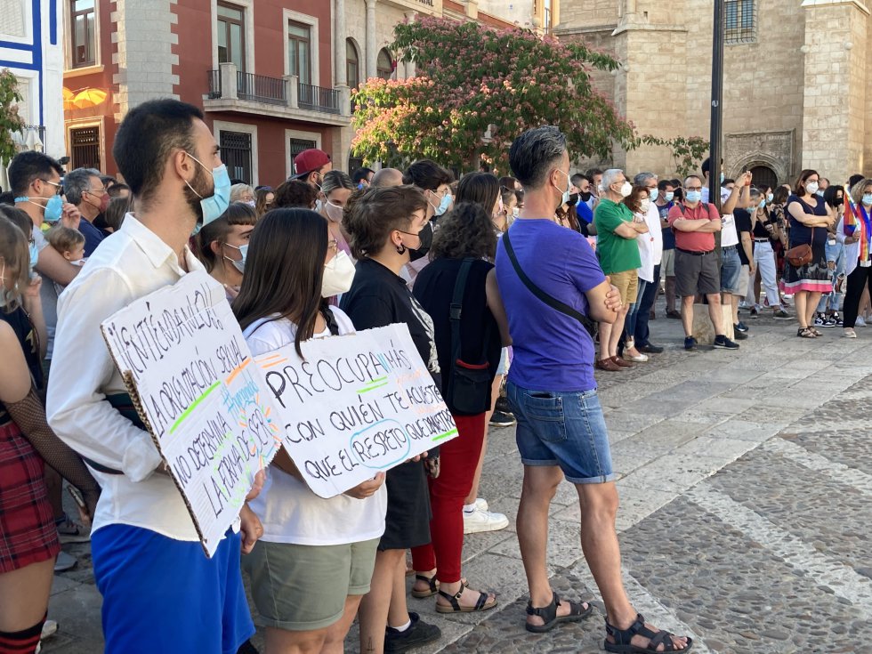 Unas 300 personas claman contra la muerte del joven de 24 años de A Coruña, Samuel. Además, la gran parte de participantes de esta concentración fueron adolescentes de Valdepeñas Unas 300 personas claman contra la muerte del joven de 24 años de A Coruña, Samuel. Además, la gran parte de participantes de esta concentración fueron adolescentes de Valdepeñas
