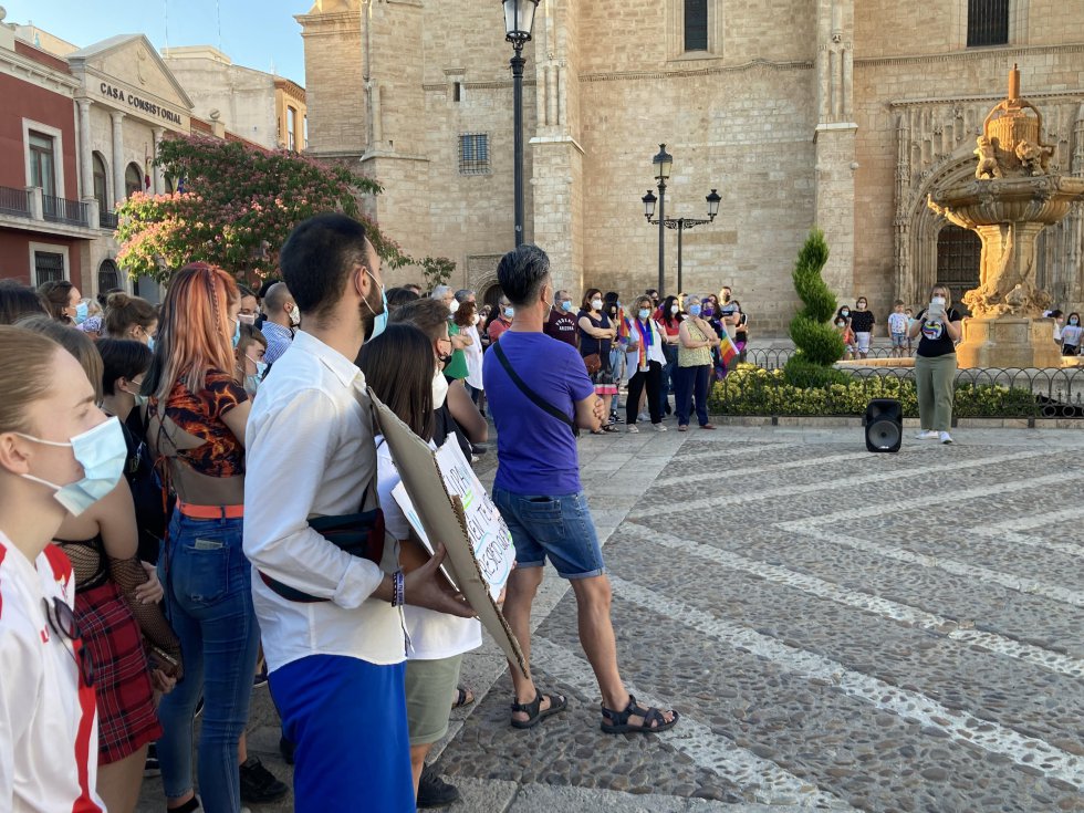 Unas 300 personas claman contra la muerte del joven de 24 años de A Coruña, Samuel. Además, la gran parte de participantes de esta concentración fueron adolescentes de Valdepeñas Unas 300 personas claman contra la muerte del joven de 24 años de A Coruña, Samuel. Además, la gran parte de participantes de esta concentración fueron adolescentes de Valdepeñas