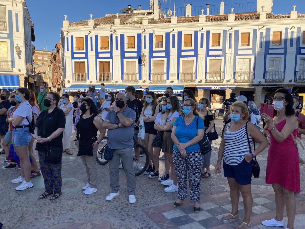 Unas 300 personas claman contra la muerte del joven de 24 años de A Coruña, Samuel. Además, la gran parte de participantes de esta concentración fueron adolescentes de Valdepeñas Unas 300 personas claman contra la muerte del joven de 24 años de A Coruña, Samuel. Además, la gran parte de participantes de esta concentración fueron adolescentes de Valdepeñas