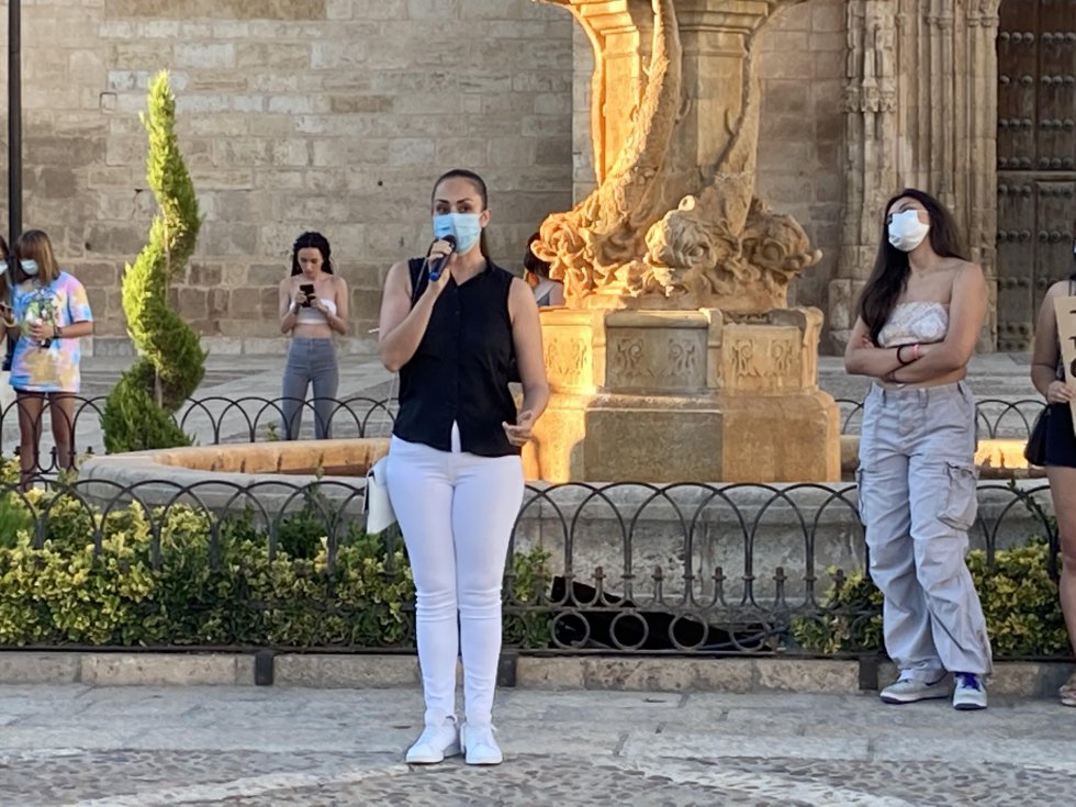 Unas 300 personas claman contra la muerte del joven de 24 años de A Coruña, Samuel. Además, la gran parte de participantes de esta concentración fueron adolescentes de Valdepeñas Unas 300 personas claman contra la muerte del joven de 24 años de A Coruña, Samuel. Además, la gran parte de participantes de esta concentración fueron adolescentes de Valdepeñas