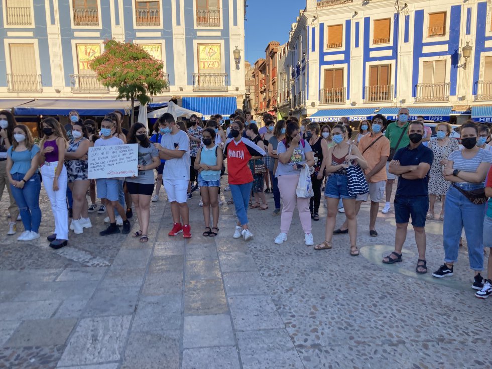 Unas 300 personas claman contra la muerte del joven de 24 años de A Coruña, Samuel. Además, la gran parte de participantes de esta concentración fueron adolescentes de Valdepeñas Unas 300 personas claman contra la muerte del joven de 24 años de A Coruña, Samuel. Además, la gran parte de participantes de esta concentración fueron adolescentes de Valdepeñas