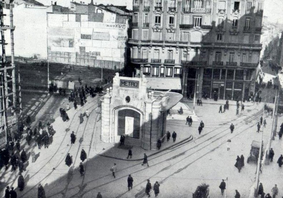 Estación de Gran Vía tras su inauguración en 1919, cuando era conocida como "Red de San Luis", con el templete original.
Estación de Gran Vía tras su inauguración en 1919, cuando era conocida como "Red de San Luis", con el templete original.