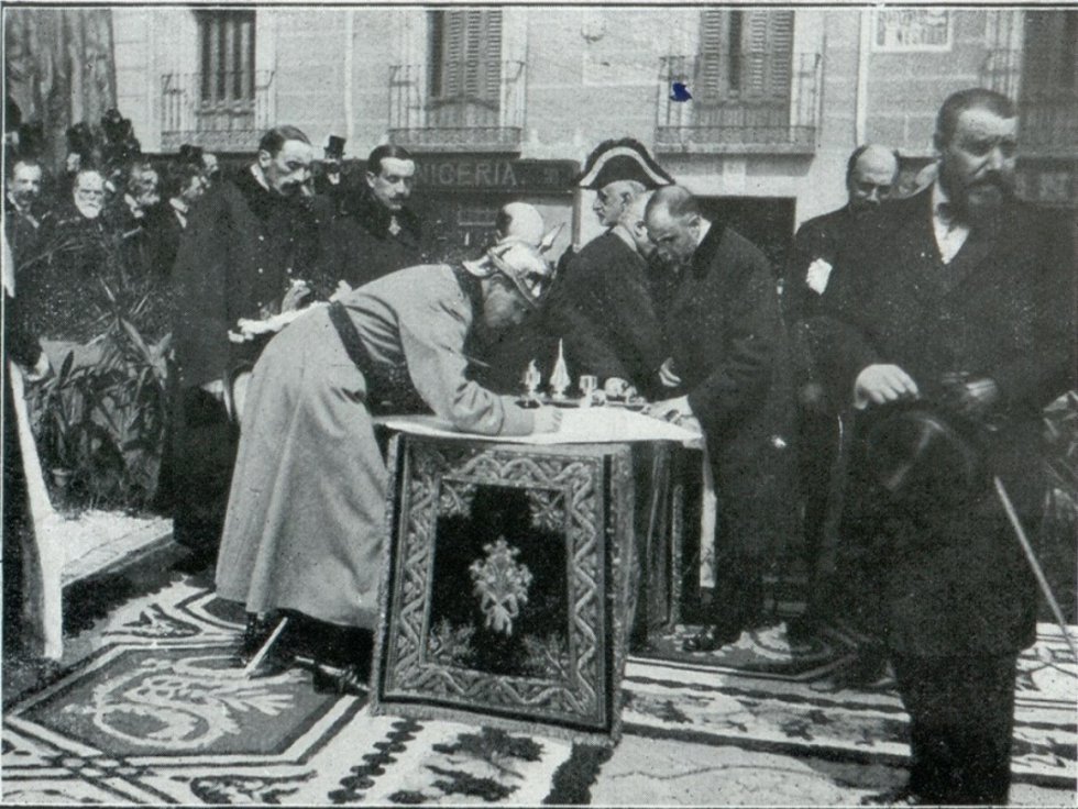El Rey Alfonso XIII firmando el acta de la inauguuración de las obras de la Gran Vía. 1910. El Rey Alfonso XIII firmando el acta de la inauguuración de las obras de la Gran Vía. 1910.
