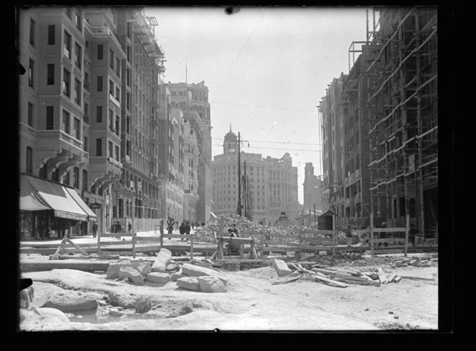 Construcción del tercer tramo de la Gran Vía. 1929. Construcción del tercer tramo de la Gran Vía. 1929.