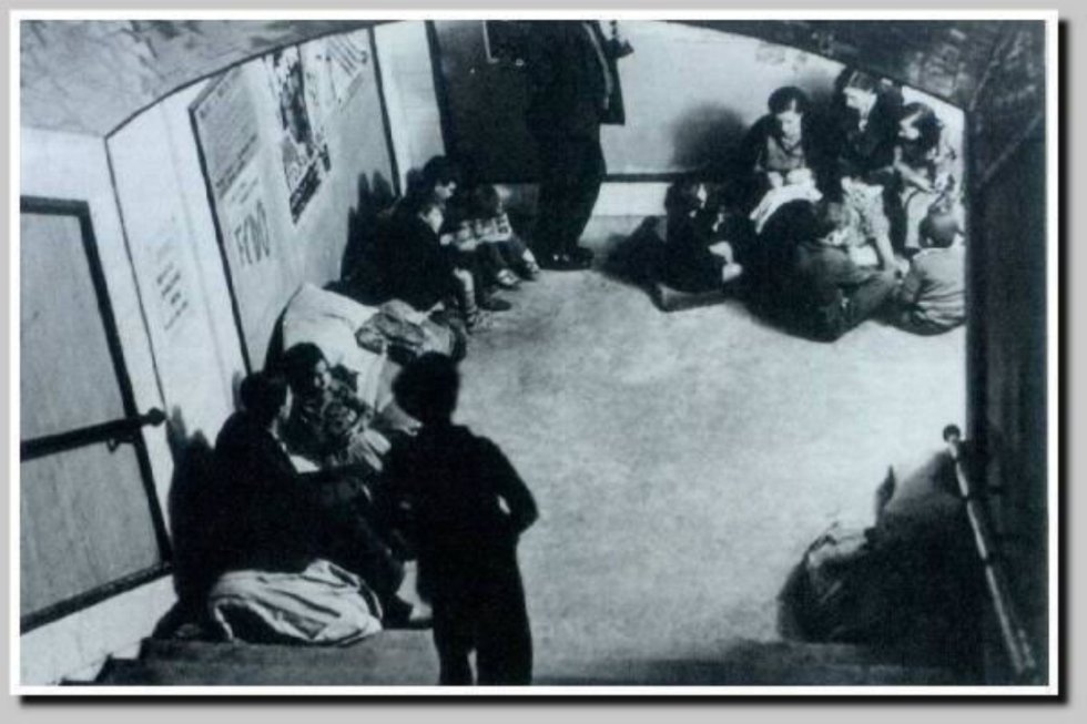 Refugiados en el metro de Madrid durante la Guerra Civil. Refugiados en el metro de Madrid durante la Guerra Civil.