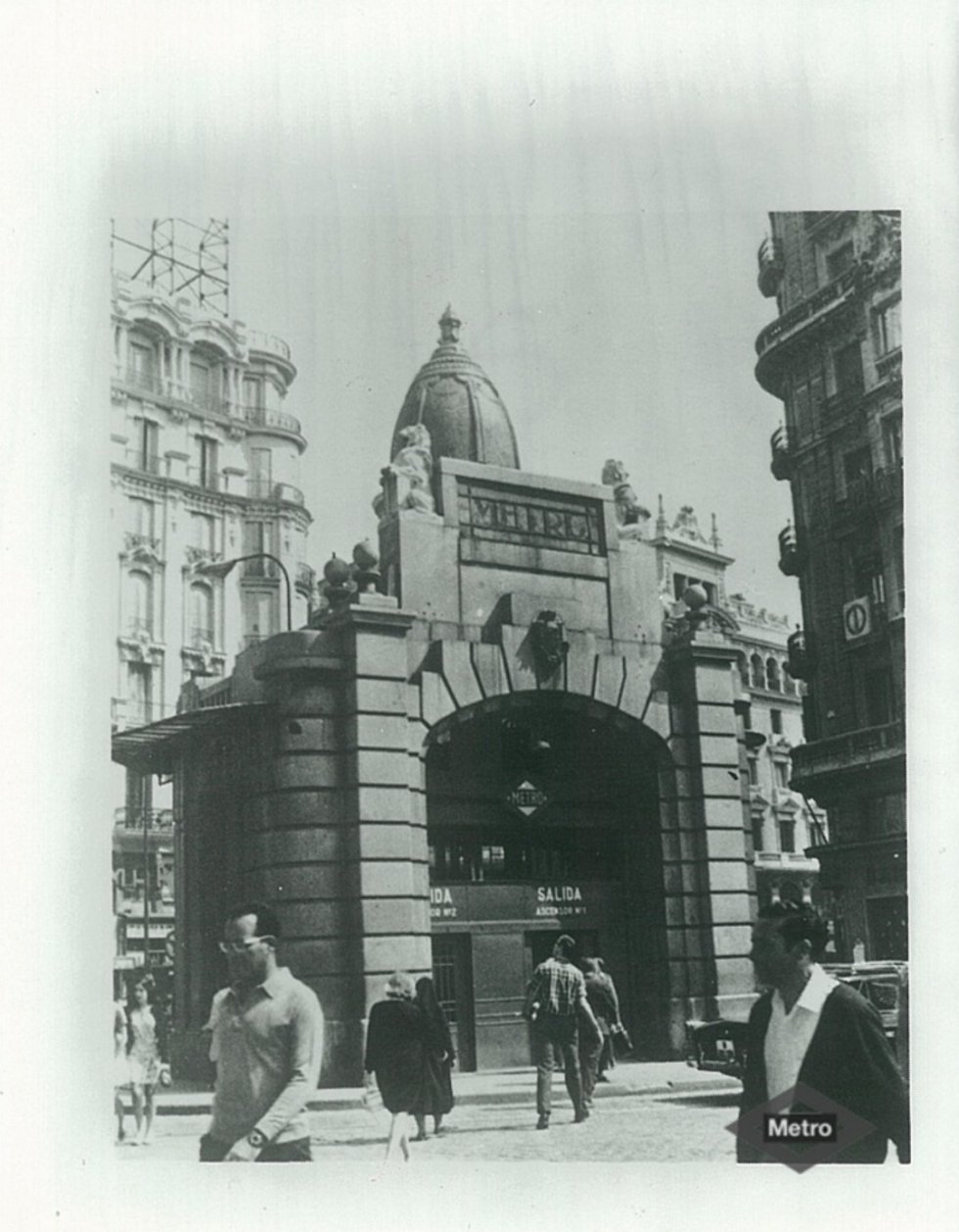 Acceso a la estación de Gran Vía por la calle Montera. Años 60. Aún mantiene el templete original, que estuvo operativo desde 1920 hasta 1970, año en que se desmanteló, con Carlos Arias Navarro como alcalde de Madrid, y se llevó a la ciudad natal del arquitecto: O Porriño (Galicia). Acceso a la estación de Gran Vía por la calle Montera. Años 60. Aún mantiene el templete original, que estuvo operativo desde 1920 hasta 1970, año en que se desmanteló, con Carlos Arias Navarro como alcalde de Madrid, y se llevó a la ciudad natal del arquitecto: O Porriño (Galicia).