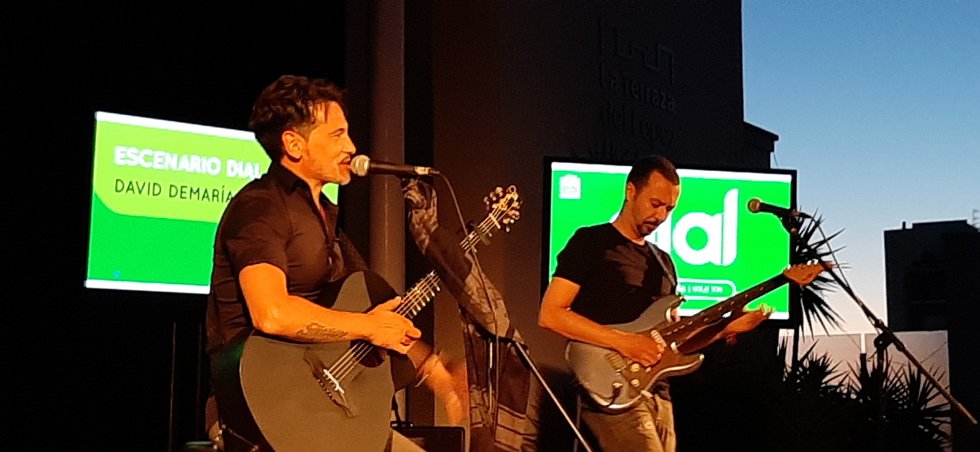 Momento del Escenario Dial con David DeMaria, que presentó su último trabajo, Capricornio, con un concierto íntimo en la terraza del Teatro López de Ayala Momento del Escenario Dial con David DeMaria, que presentó su último trabajo, Capricornio, con un concierto íntimo en la terraza del Teatro López de Ayala