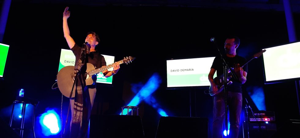 Momento del Escenario Dial con David DeMaria, que presentó su último trabajo, Capricornio, con un concierto íntimo en la terraza del Teatro López de Ayala Momento del Escenario Dial con David DeMaria, que presentó su último trabajo, Capricornio, con un concierto íntimo en la terraza del Teatro López de Ayala