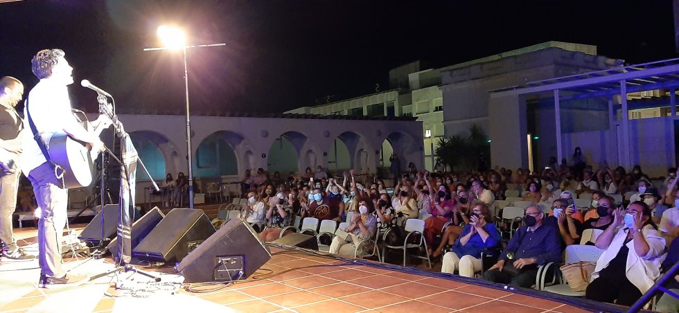 Momento del Escenario Dial con David DeMaria, que presentó su último trabajo, Capricornio, con un concierto íntimo en la terraza del Teatro López de Ayala Momento del Escenario Dial con David DeMaria, que presentó su último trabajo, Capricornio, con un concierto íntimo en la terraza del Teatro López de Ayala