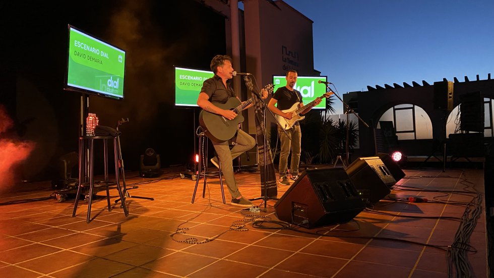 Momento del Escenario Dial con David DeMaria, que presentó su último trabajo, Capricornio, con un concierto íntimo en la terraza del Teatro López de Ayala Momento del Escenario Dial con David DeMaria, que presentó su último trabajo, Capricornio, con un concierto íntimo en la terraza del Teatro López de Ayala