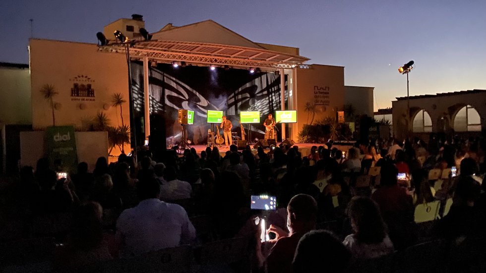 Momento del Escenario Dial con David DeMaria, que presentó su último trabajo, Capricornio, con un concierto íntimo en la terraza del Teatro López de Ayala Momento del Escenario Dial con David DeMaria, que presentó su último trabajo, Capricornio, con un concierto íntimo en la terraza del Teatro López de Ayala
