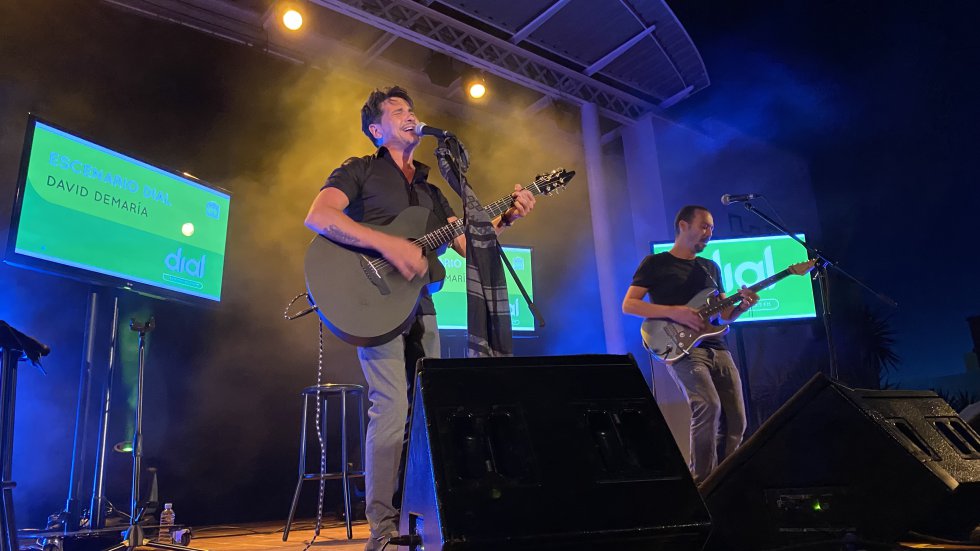 Momento del Escenario Dial con David DeMaria, que presentó su último trabajo, Capricornio, con un concierto íntimo en la terraza del Teatro López de Ayala Momento del Escenario Dial con David DeMaria, que presentó su último trabajo, Capricornio, con un concierto íntimo en la terraza del Teatro López de Ayala