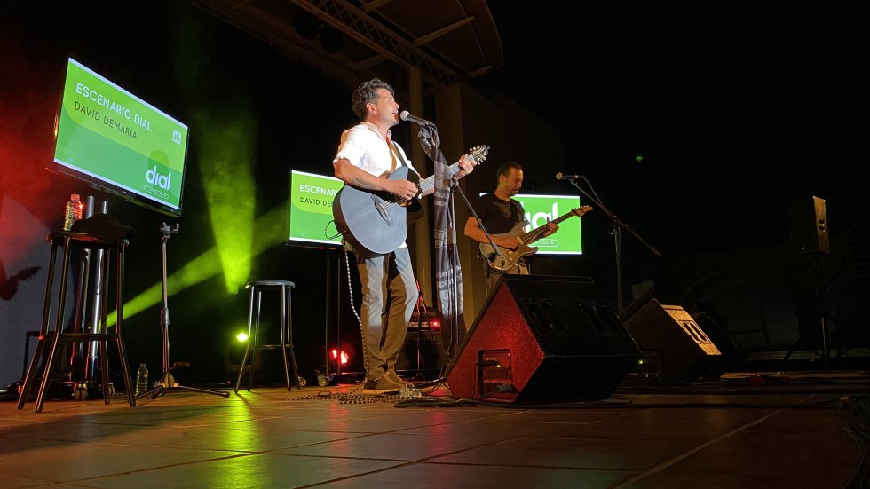 Momento del Escenario Dial con David DeMaria, que presentó su último trabajo, Capricornio, con un concierto íntimo en la terraza del Teatro López de Ayala Momento del Escenario Dial con David DeMaria, que presentó su último trabajo, Capricornio, con un concierto íntimo en la terraza del Teatro López de Ayala