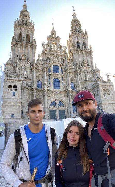 Chema Rodríguez, on the left, in front of the Cathedral of Santiago.