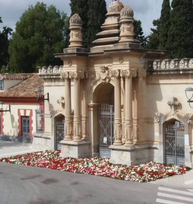 El cementerio Ntro. Padre Jesús (Espinardo-Murcia) fue uno de los lugares de la Región con mayor concentración de ejecuciones y enterramientos desde 1939 y 1945. En la imagen: entrada principal del cementerio con homenaje durante la COVID-19 a los allí enterrados