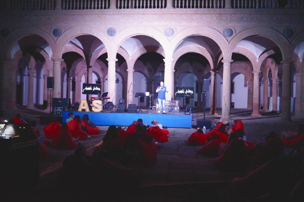 Las mejores imágenes de 'Túmbate Bolo' con Andrés Suárez en Toledo Las mejores imágenes de 'Túmbate Bolo' con Andrés Suárez en Toledo
