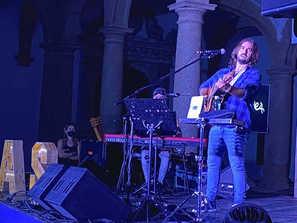 Las mejores imágenes de 'Túmbate Bolo' con Andrés Suárez en Toledo Las mejores imágenes de 'Túmbate Bolo' con Andrés Suárez en Toledo
