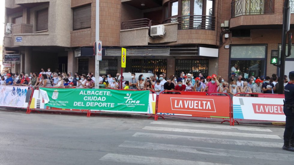 Numeroso público se ha acercado a presenciar la llegada de la Vuelta Numeroso público se ha acercado a presenciar la llegada de la Vuelta