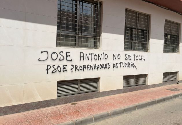 Una de las pintadas que han aparecido en el lateral de la sede de UGT Una de las pintadas que han aparecido en el lateral de la sede de UGT