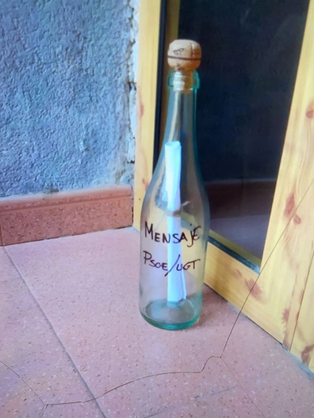La botella que han dejado los autores de a agresión a la sede de UGT en San Javier La botella que han dejado los autores de a agresión a la sede de UGT en San Javier