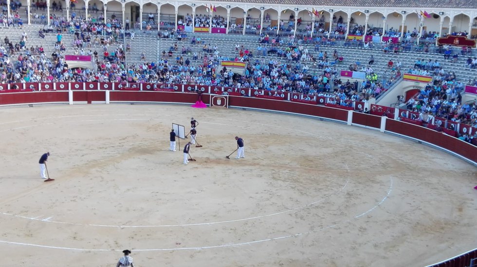 Operarios de la Plaza de Toros limpian el albero Operarios de la Plaza de Toros limpian el albero