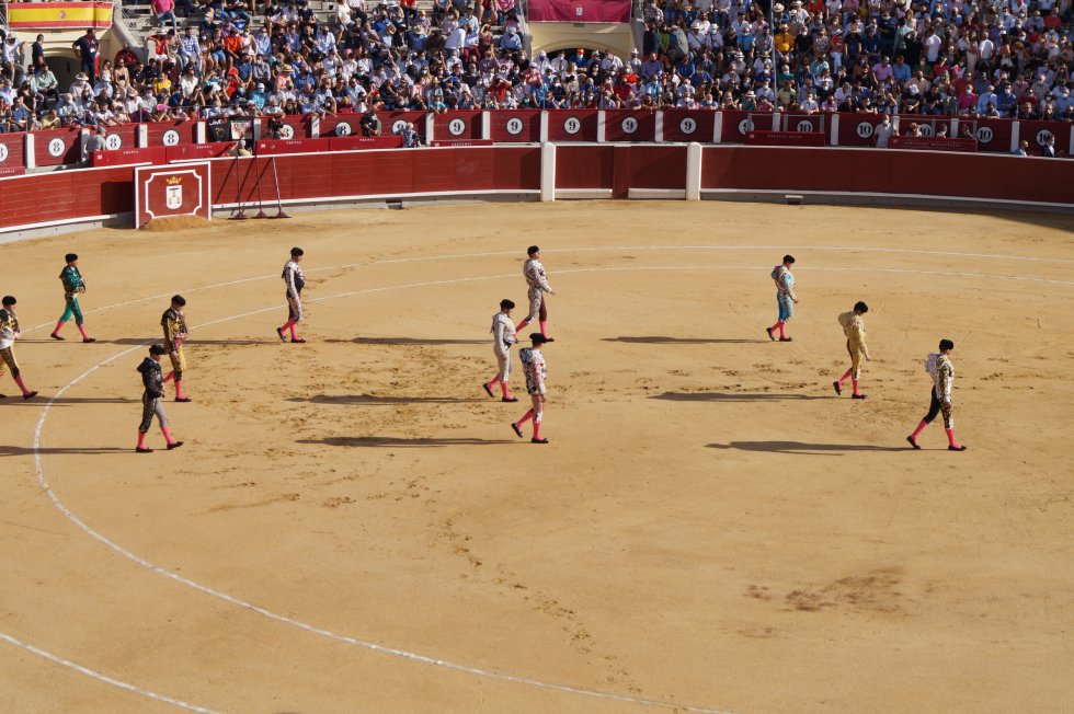Los tres toreros y sus cuadrillas haciendo el 'paseíllo' en la Plaza de Toros de Albacete Los tres toreros y sus cuadrillas haciendo el 'paseíllo' en la Plaza de Toros de Albacete