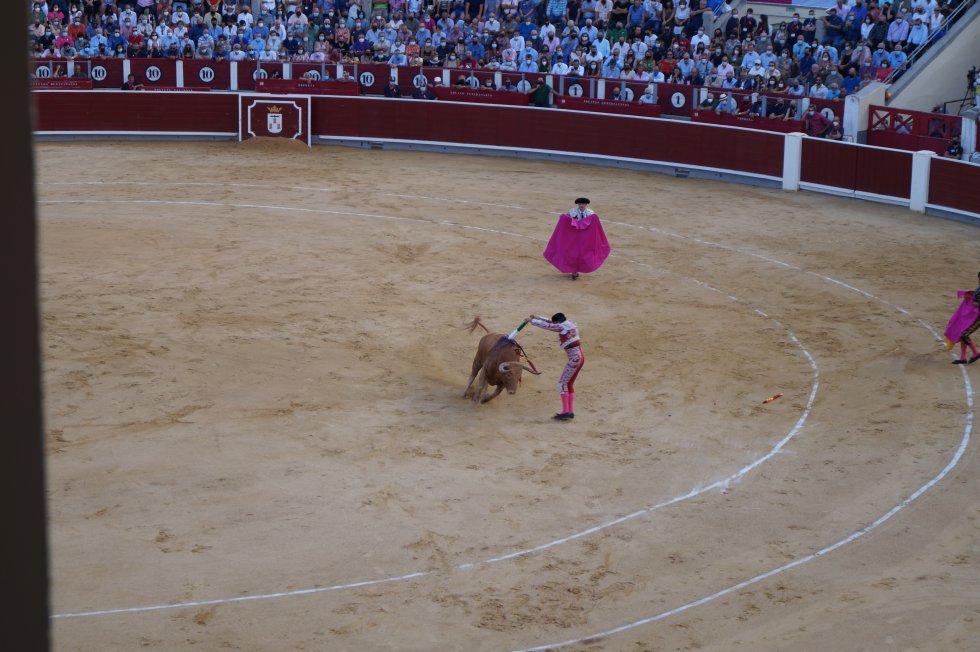 Uno de los banderilleros de Ferrera, en plena faena Uno de los banderilleros de Ferrera, en plena faena