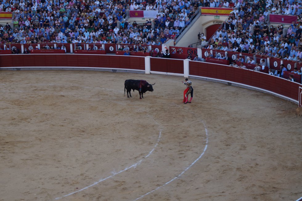 El torero alicantino, a punto de entrar a matar a su primer astado El torero alicantino, a punto de entrar a matar a su primer astado