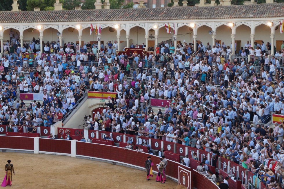 Los aficionados pidiendo la primera oreja para Manzanares Los aficionados pidiendo la primera oreja para Manzanares