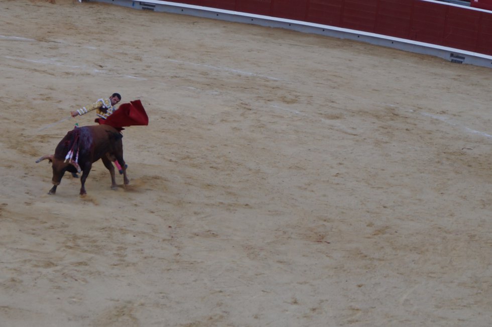 Emilio de Justo, en uno de sus muletazos Emilio de Justo, en uno de sus muletazos