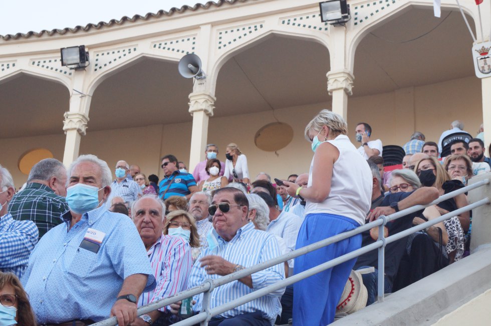 La presidenta de la Asociación Española Contra el Cáncer de Albacete, María Victoria Fernández, al fondo de la imagen La presidenta de la Asociación Española Contra el Cáncer de Albacete, María Victoria Fernández, al fondo de la imagen