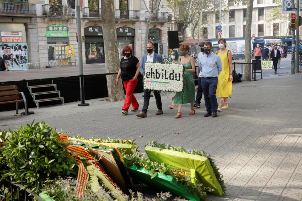 Una representación de Bildu durante la ofrenda floral del Govern al monumento de Rafael Casanova en Barcelona, en el inicio de las celebraciones con motivo de la Diada del 11 de septiembre Una representación de Bildu durante la ofrenda floral del Govern al monumento de Rafael Casanova en Barcelona, en el inicio de las celebraciones con motivo de la Diada del 11 de septiembre