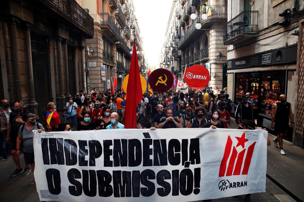 La organización juvenil Arran encabeza una manifestación por la Diada hasta la plaza Comercial de Barcelona, tras el homenaje a Gustau Muñoz con motivo del 43 aniversario de su muerte. La organización juvenil Arran encabeza una manifestación por la Diada hasta la plaza Comercial de Barcelona, tras el homenaje a Gustau Muñoz con motivo del 43 aniversario de su muerte.