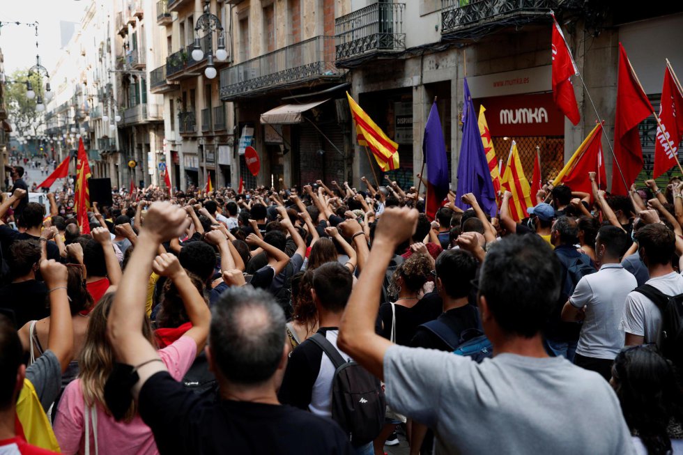 La organización juvenil Arran encabeza una manifestación por la Diada hasta la plaza Comercial de Barcelona, tras el homenaje a Gustau Muñoz con motivo del 43 aniversario de su muerte. La organización juvenil Arran encabeza una manifestación por la Diada hasta la plaza Comercial de Barcelona, tras el homenaje a Gustau Muñoz con motivo del 43 aniversario de su muerte.