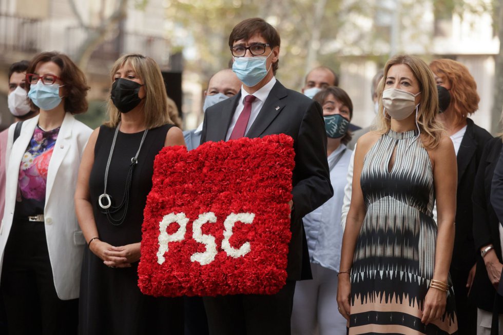 El lider del PSC, Salvador Illa (c), acompañado de la ministra de Transportes, Movilidad y Agenda Urbana, Raquel Sánchez (d), durante la ofrenda floral del Govern al monumento de Rafael Casanova en Barcelona, en el inicio de las celebraciones con motivo de la Diada del 11 de septiembre. El lider del PSC, Salvador Illa (c), acompañado de la ministra de Transportes, Movilidad y Agenda Urbana, Raquel Sánchez (d), durante la ofrenda floral del Govern al monumento de Rafael Casanova en Barcelona, en el inicio de las celebraciones con motivo de la Diada del 11 de septiembre.