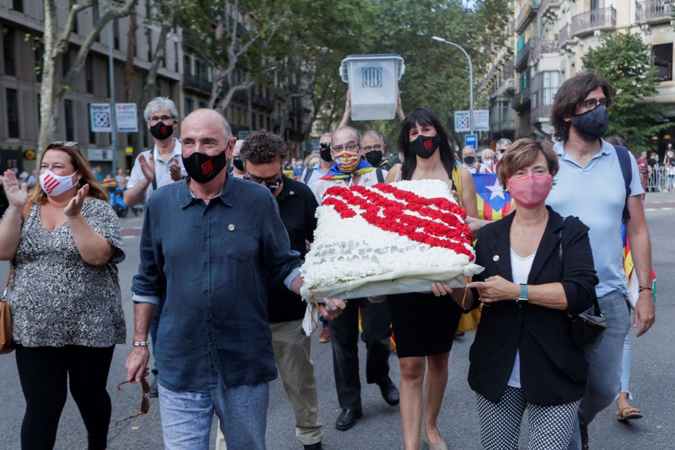 Una representación del Consell per la República, encabezada por la diputada y miembro de la Mesa del Parlament Marta Madaula (3i) y el ex diputado Lluis Llach (2i) durante la ofrenda floral del Govern al monumento de Rafael Casanova en Barcelona, en el inicio de las celebraciones con motivo de la Diada del 11 de septiembre. Una representación del Consell per la República, encabezada por la diputada y miembro de la Mesa del Parlament Marta Madaula (3i) y el ex diputado Lluis Llach (2i) durante la ofrenda floral del Govern al monumento de Rafael Casanova en Barcelona, en el inicio de las celebraciones con motivo de la Diada del 11 de septiembre.