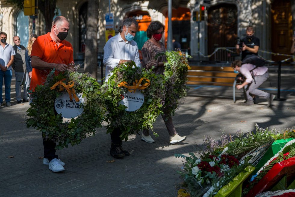 Ofrenda de Òmnium Cultural ante el momento de Rafael Casanova en Barcelona por la Diada, encabezada por su presidente, Jordi Cuixart
Ofrenda de Òmnium Cultural ante el momento de Rafael Casanova en Barcelona por la Diada, encabezada por su presidente, Jordi Cuixart
